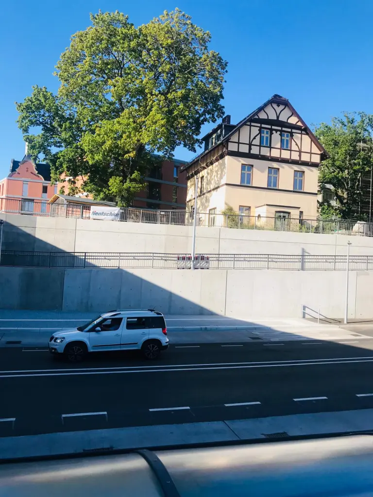 Haus Buhr erstrahlt in der Sonne. Es ist mir für eins der 12von12-Fotos würdig darzustellen.