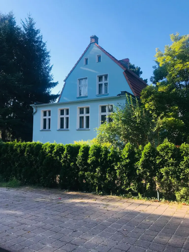 Himmelblaues Haus in der Nebenstraße der Bahnhofstraße