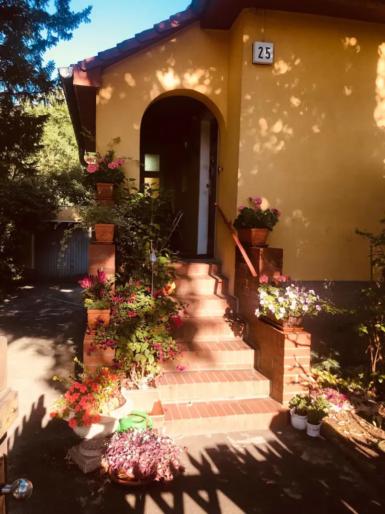 Liebevoll mit Blumen geschmückter Aufgang zum Haus