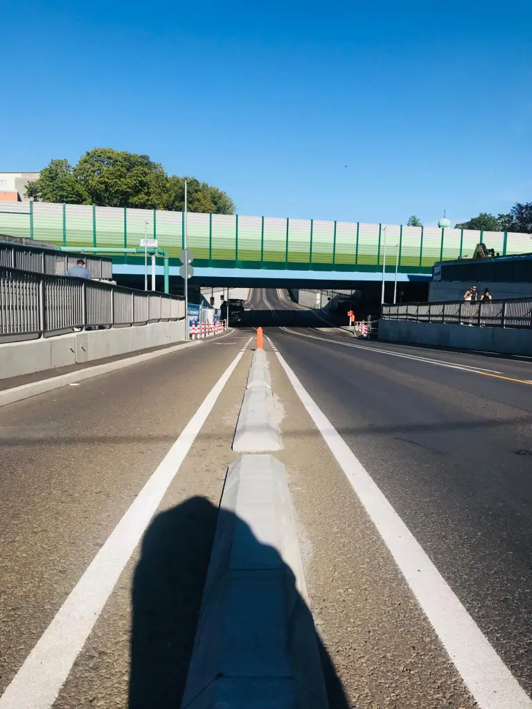 Die Unterführung in der Bahnhofstraße. Darüber führt die Bahnstrecke zum Flughafen Berlin-Brandenburg (BER).