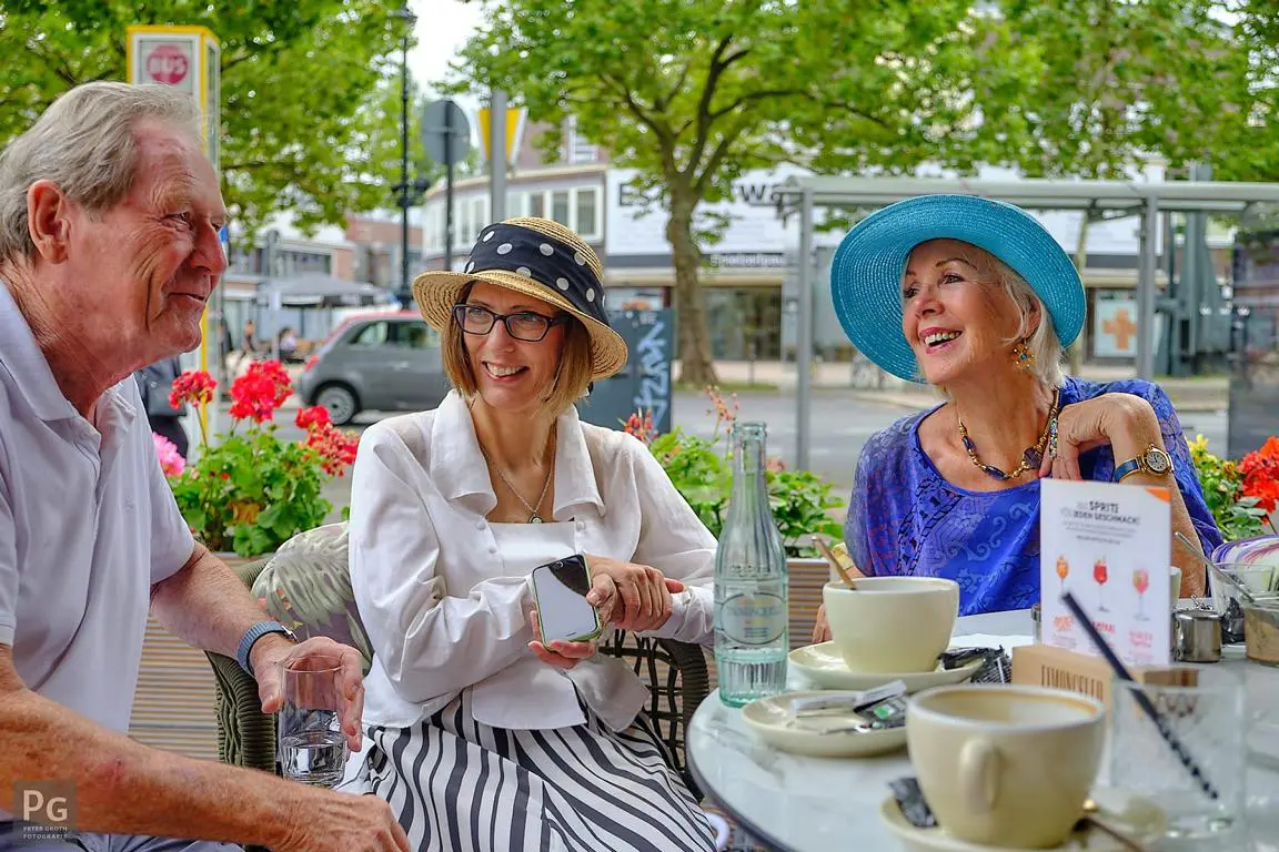 Monatsrückblick Juli 2024: Bild vom Walk of Glam am 27. Juli 2024 am Ku'damm von Berlin, das Claudia Scholz in der Mitte und Lilo zur Rechten zeigt. Links ein Überraschungsgast von Stella Ahangi.