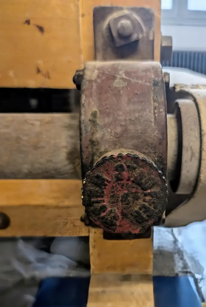 Handwerkskunst in Zeiten der frühen Industrialisierung. Die Alte Mälzerei in Lichtenrade ist ein Beispiel dafür. Massives Holz, Eisen und anderes nachhaltiges Material waren die Bausteine für eine gut funktionierende Maschine.