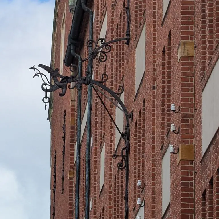 Birgit Helmlinger entdeckt ein schmiedeeisernes Schild an der Fassade - was es wohl bedeutet?