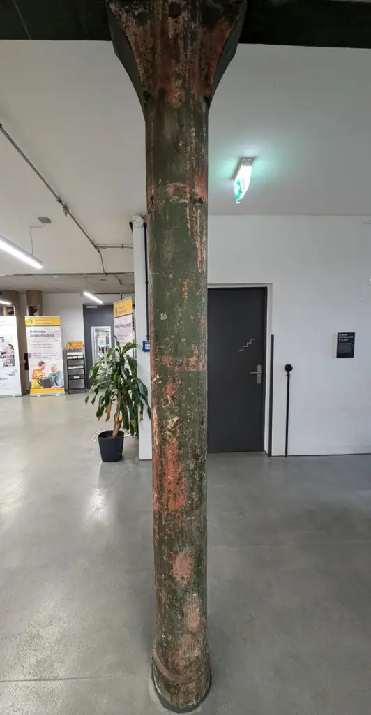 Im Foyer empfängt Birgit Helmlinger diese Metallsäule.