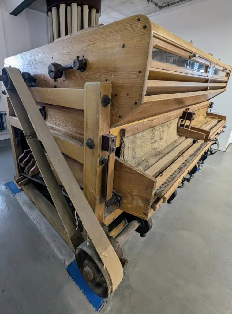 Die Alte Mälzerei in Lichtenrade verfügt noch über eine Getreidesortieranlage, die als Anschauungsmaterial ihrer früheren Funktion dient. Hier wurde die Gerste gerüttelt, gereinigt und die Spreu vom Korn getrennt.