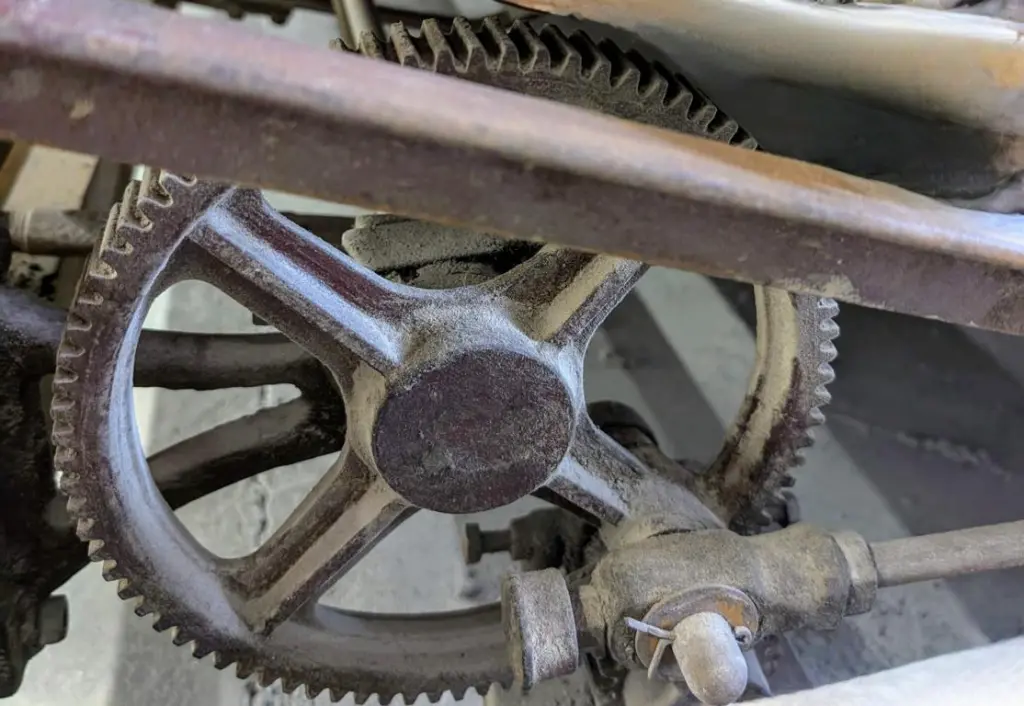 Ein großes Zahnrad an der Getreidesortieranlage