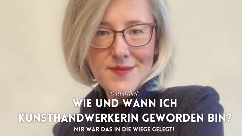 Eliza Piazzese hat auf die Frage der Blogparade geantwortet: Wie, wann und warum bist Du Künstlerin geworden? Sie ist Modedesignerin aus Berlin. Sie ist blond und trägt den dunkelblauen Blazer aus ihrer Herbstkollektion.