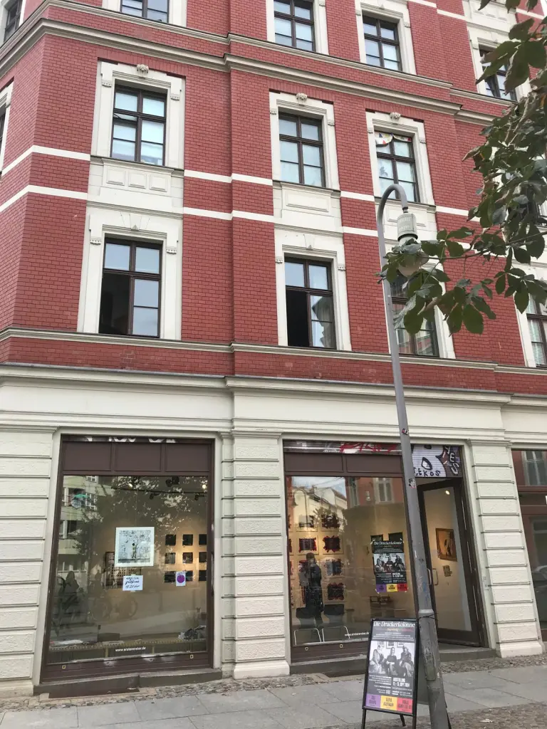 Die Galerie liegt in einem hübschen Backsteingebäude - sehr geschmackvoll!