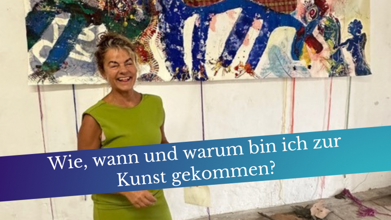 Ute Faber ist eine blonde Frohnatur. Ihre Kleidung? Im stylistischen Mintgrün gehalten. An der Wand? Zwei ihrer Bilder, die sie ausgestellt hat.