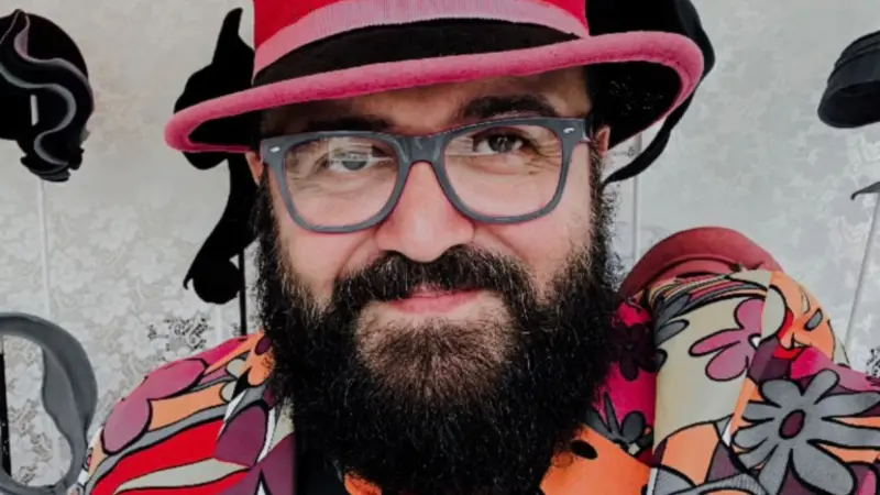 Besser geschmückt als ungeschmückt ist ein Beitrag, der darauf hinarbeiten möchte, dass sich Aussteller auf Kunstmärkten mit ihrem Marktstand auf das Thema des Marktes einrichten möchten. Im aktuellen Beitrag ist es die Standgestaltung im Frühling an kunsthandwerklichen Marktständen. Im Beitragsbild gibt es den Hutdesigner Gianni Klein zu sehen, wie er einen bunten Anzug trägt, der das Thema widerspiegelt - so, als hätte der Osterhase seinen Anzug bunt besprenkelt.