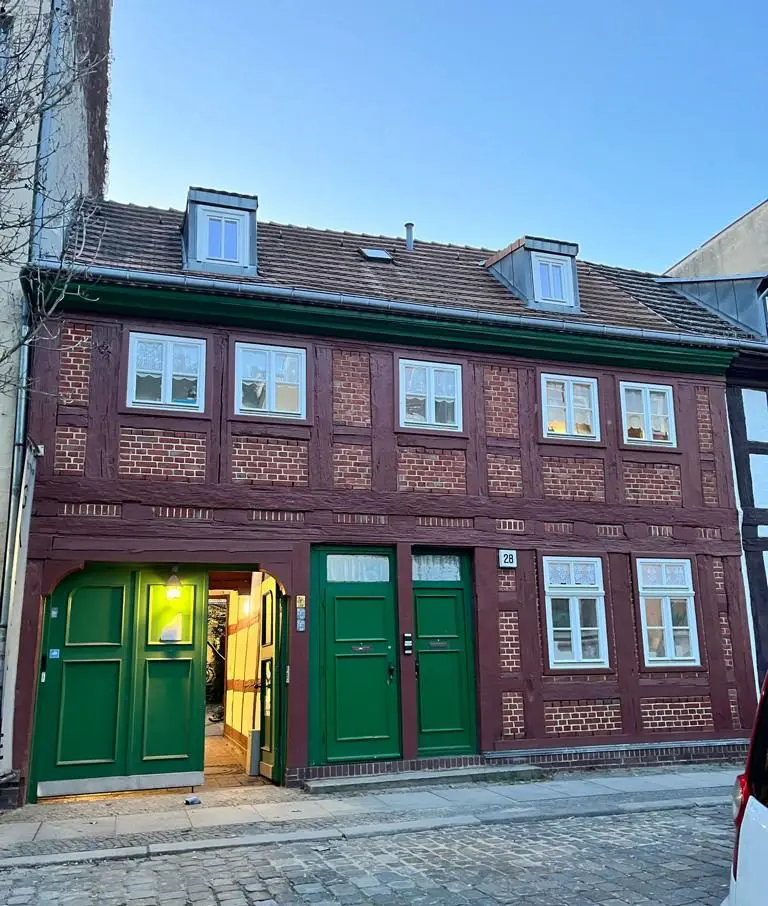 Fachwerkhaus in der Zitadelle mit knallgrünen Türen und Toren