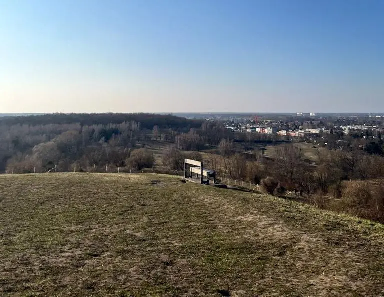 Unser Spaziergang führt auf einen Hügel mit Ausblick. Das schöne Wetter heute gibt uns glasklare Aussicht auf die Berliner Stadtgrenze nach Brandenburg.
