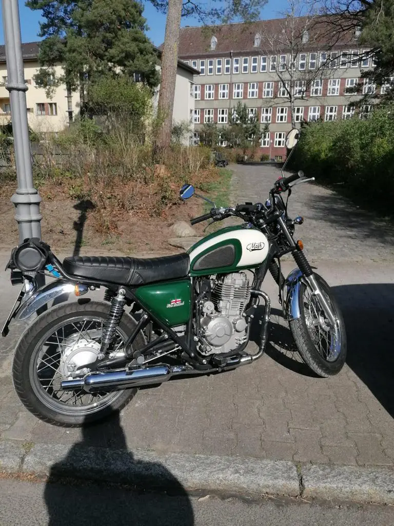 Meine 12von12 im April 2025: Schickes Motorrad im Vintagestil bei Sonnenschein auf dem Gehweg geparkt