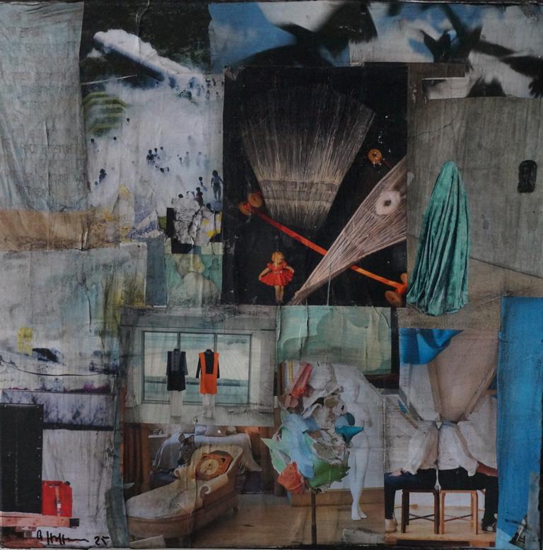 Collage mit Wellen, Puppenfigur, hängenden Kleidern und surrealen Objekten – visuelle Erzählung über Erinnerung, Ritual und innere Welten