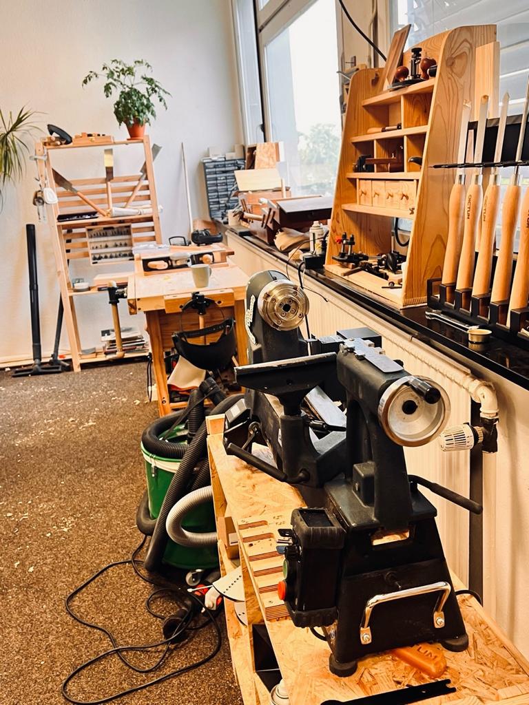 An der Drechselbank werden viele kleine Werkstücke aus Holz gefertigt.