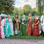 Weinprinzessin Katharina Gräff mit höfischer Gesellschaft beim Weinfest Lichtenrade