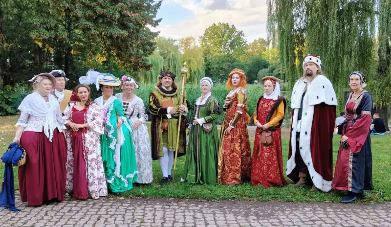 Weinprinzessin Katharina Gräff mit höfischer Gesellschaft beim Weinfest Lichtenrade