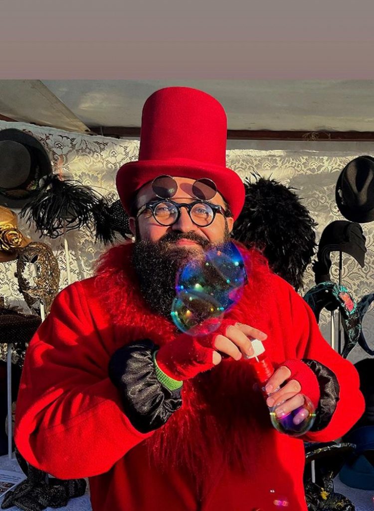 Gianni als Uncle Scrooge beim WEInachtsmarkt 2025 – im roten Kostüm, mit Seifenblasen und Doppellinse, voller Spielfreude.