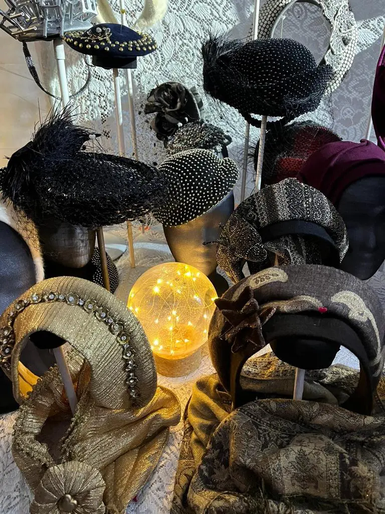 Headpieces und Hüte im Licht – ein stilles Finale für die Märkte der Weihnachtssaison 2025.