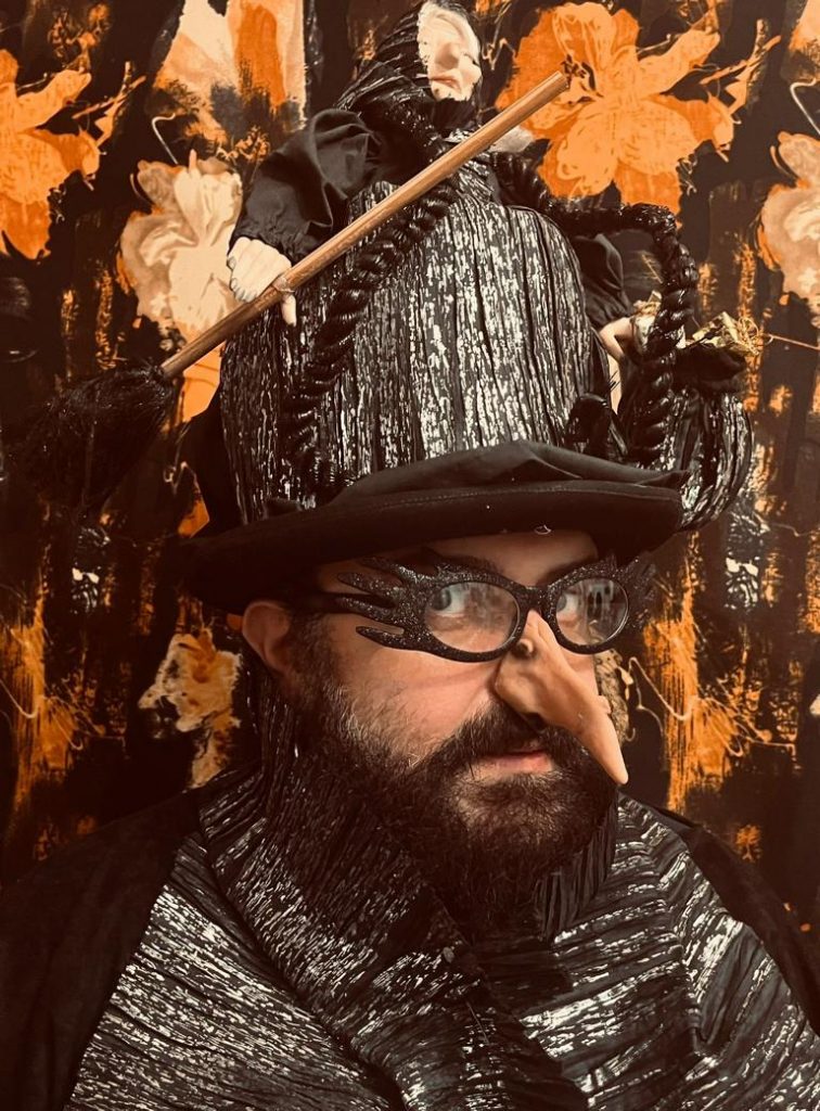 Giannis Befana: ein fantasievolles Kopfstück, inspiriert von der italienischen Geschenkebringerin zum Dreikönigstag.