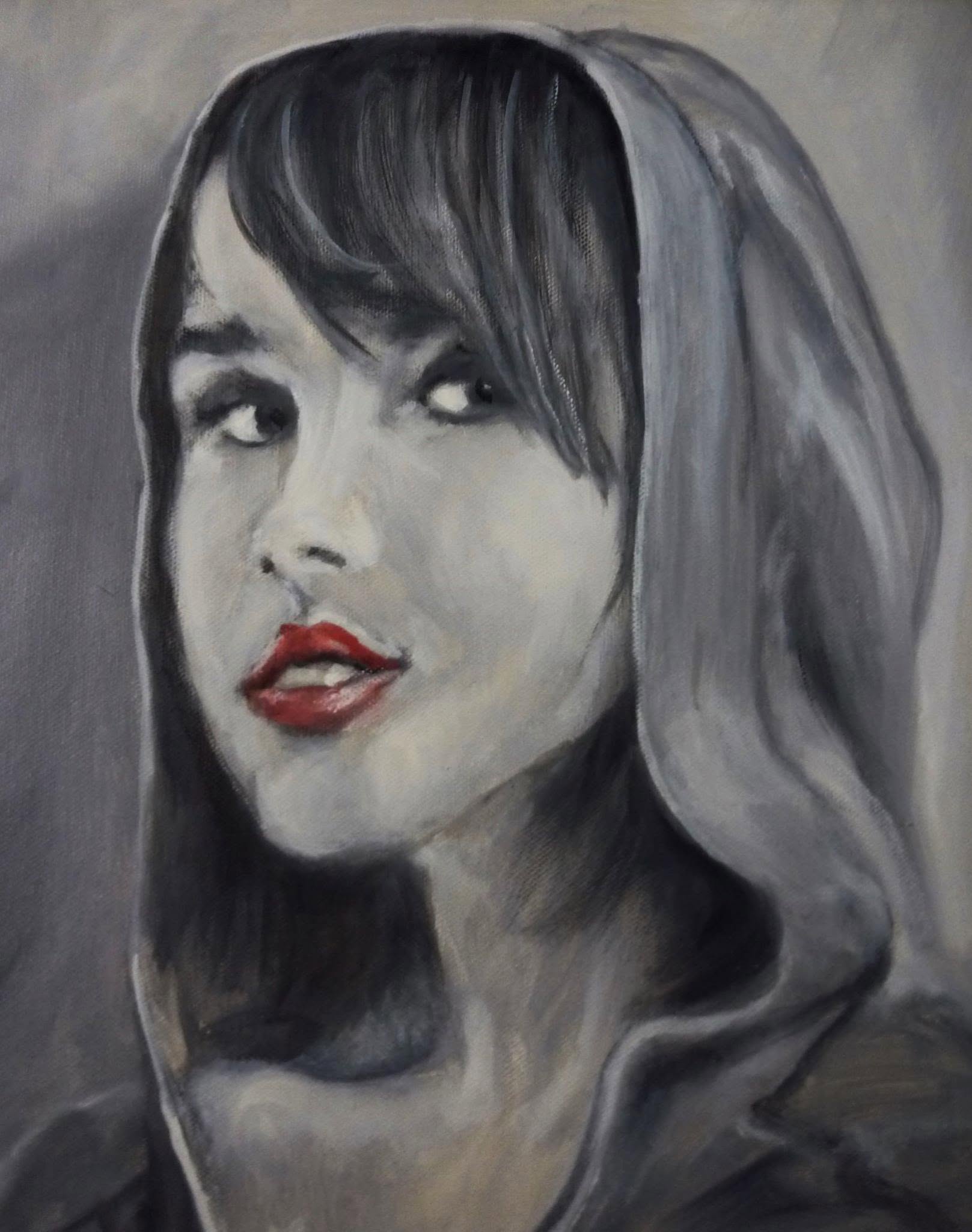 Gemaltes Portrait einer Person mit Kapuze in Grautönen; roter Lippenakzent, Blick leicht nach oben.